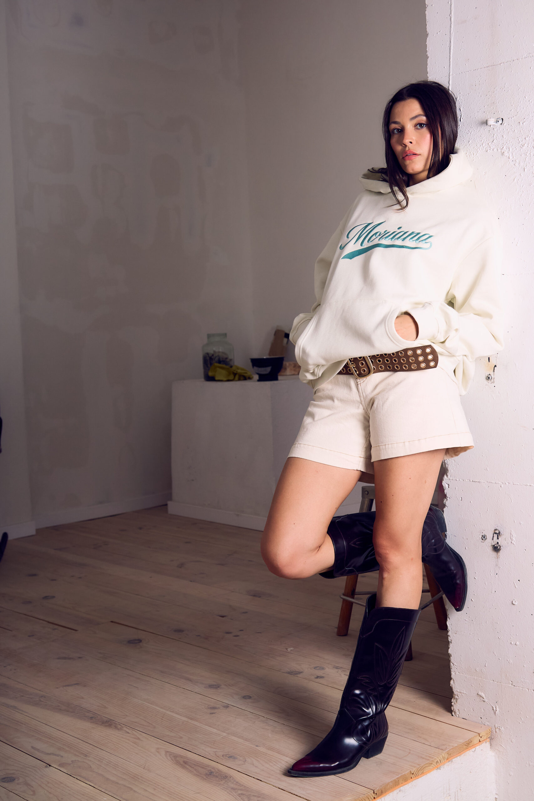 Moriana Logo Raw Oversized Hoodie - Imagen 3